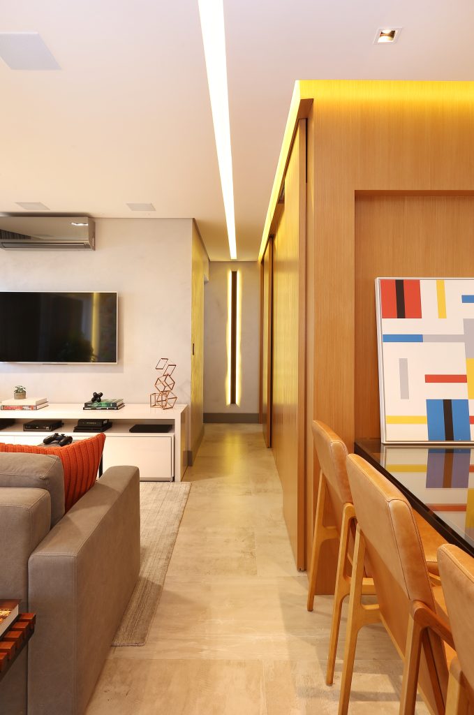 Sala de Estar com Madeira e Porcelanato Inspirado no Cimento Queimado
