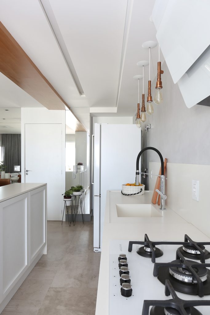 Cozinha com torneira Gourmet e luminária pendente
