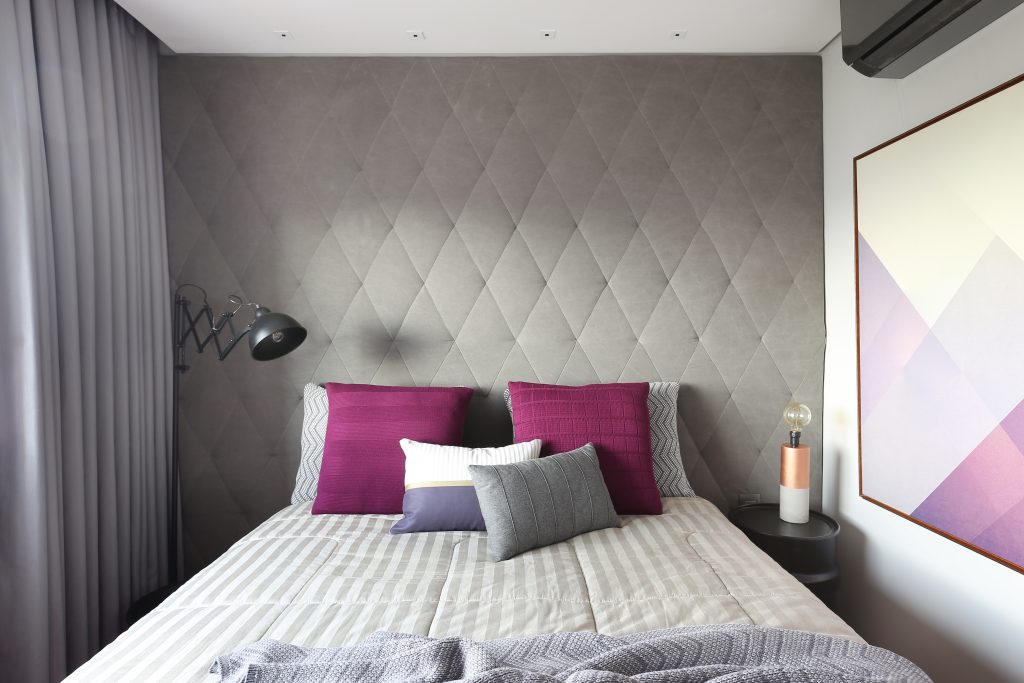 Quarto de Casal com Cinza , roxo e cabeceira Estofada