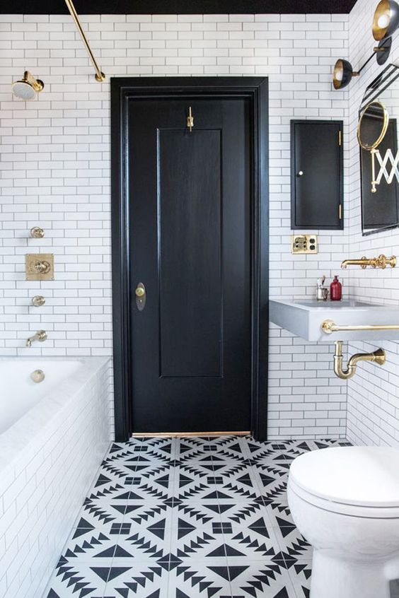 Banheiro preto e branco com o azulejo Subway Tiles e piso geométrico