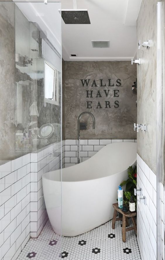 Banheiro com cimento queimado, pastilha hexagonal e azulejos brancos em meia parede