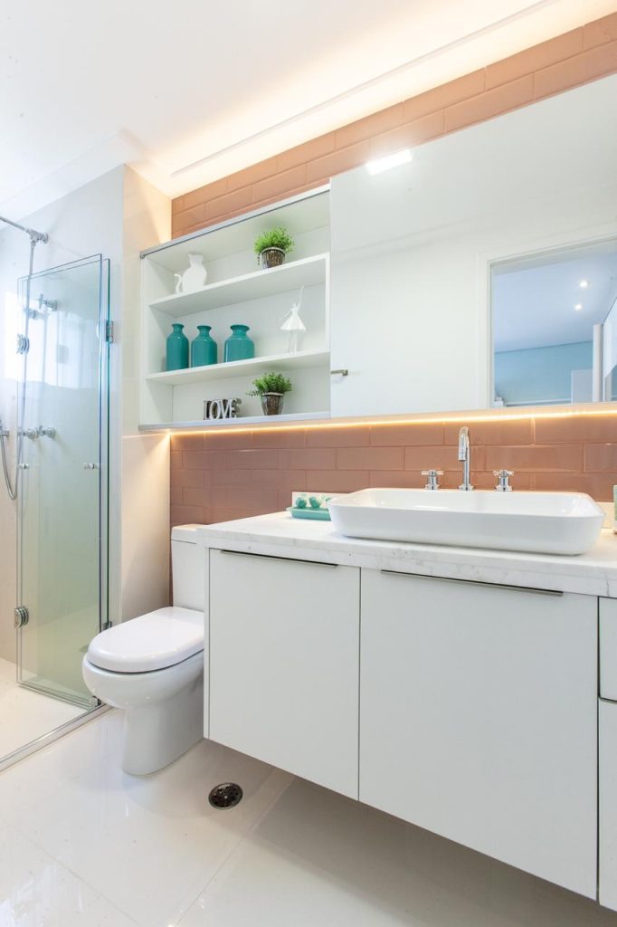 Banheiro com revestimento Subway Tiles. Nicho com espelho na lateral.