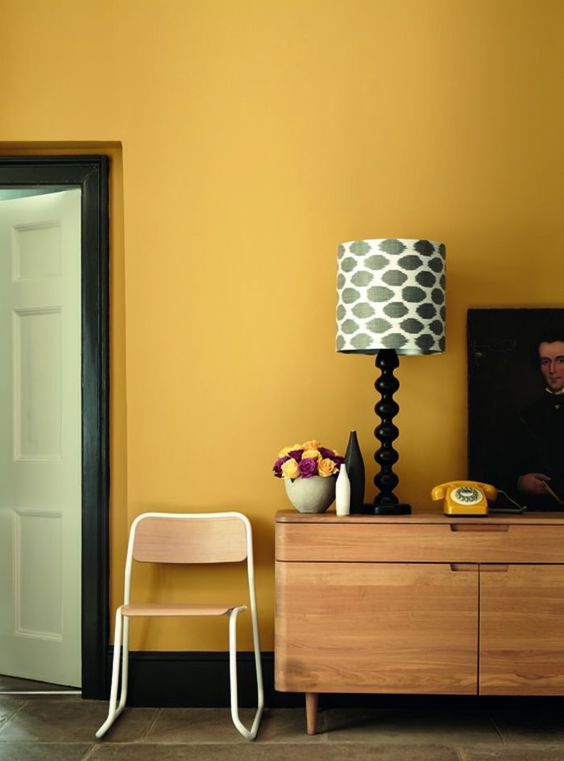 Parede pintada com amarelo mostarda
