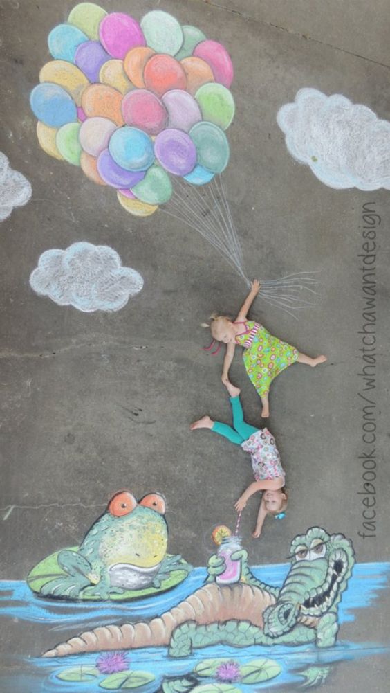 Arte feita com giz, desenhando bexigas e crocodilos, em ingles chalk art