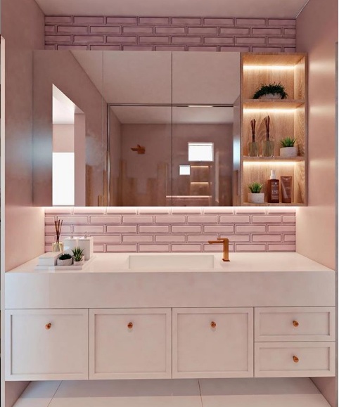 Banheiro com Revestimento retro rosa, metais bronze e marcenaria provençal branca
